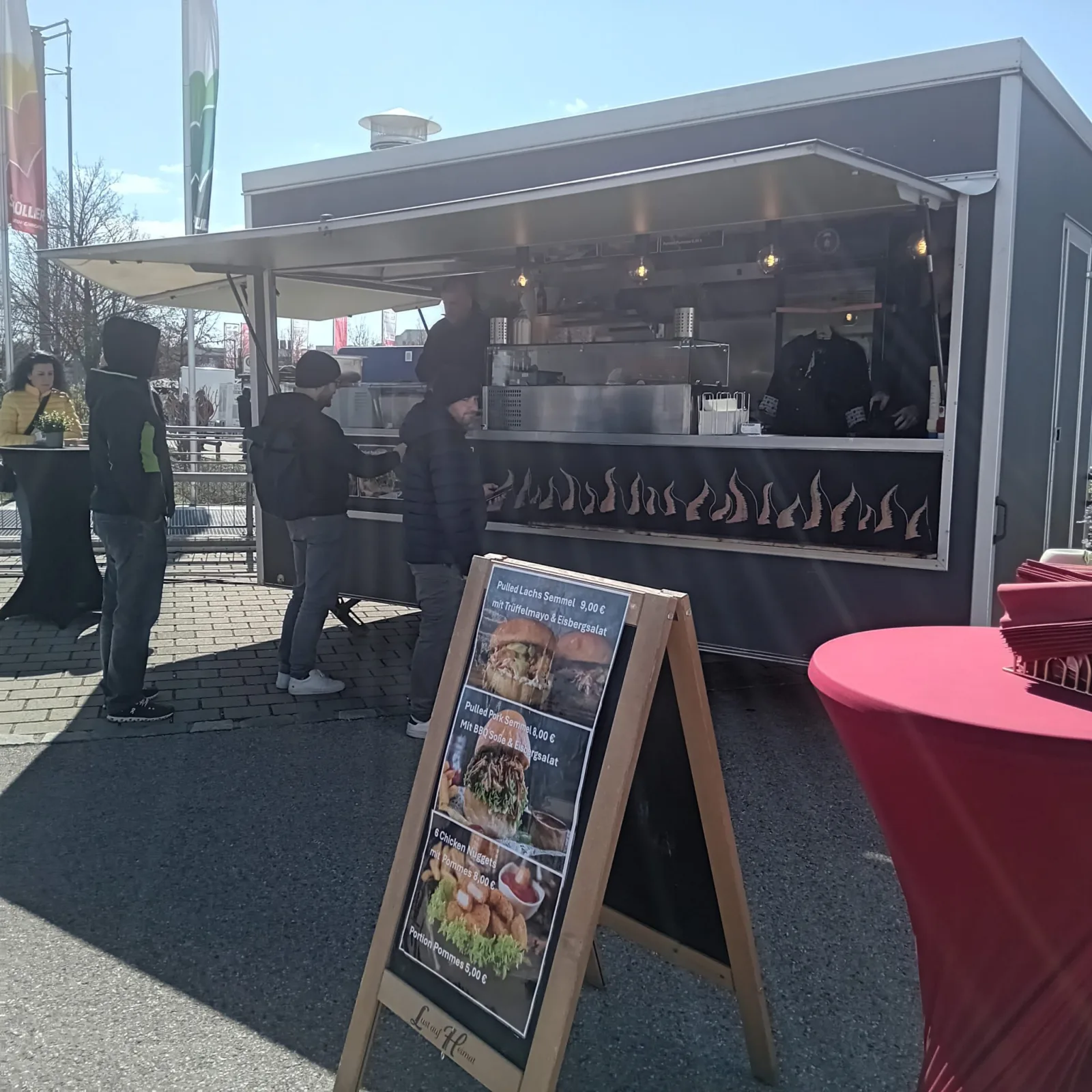Leibspeis Foodtruck mit Gästen am Tresen