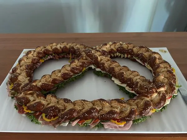 Bayerische Brotzeit-Brezn aus Aufschnitt und Semmeln