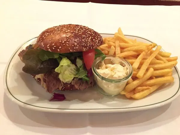 Steaksemmel mit Salat und Pommes
