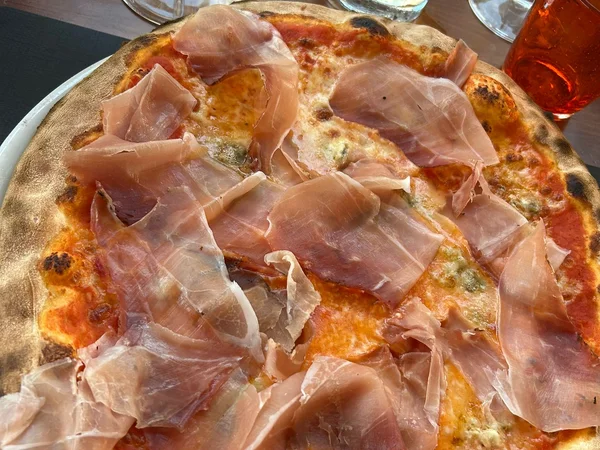 Pizza Prosciutto mit Parmaschinken